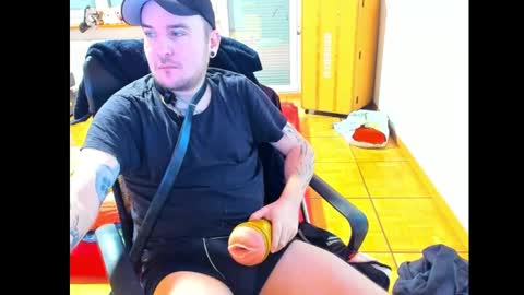 Snapshot of ohihoe92 chatting on 01-12-25, 03:57 Chris online show from 01-12-25, 03:57