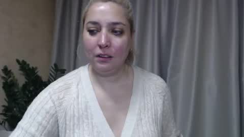 Snapshot of ohsweetiren chatting on 11-14-25, 08:35 Iren online show from 11-14-25, 08:35