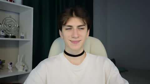 Snapshot of oliver_starboy chatting on 09-18-25, 04:47 Oliver online show from 09-18-25, 04:47