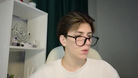 Snapshot of oliver_starboy chatting on 09-19-25, 05:42 Oliver online show from 09-19-25, 05:42