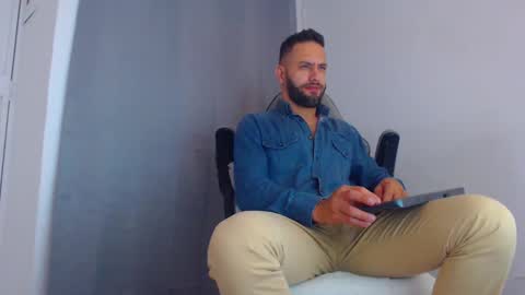 oliver online show from 01-30-25, 01:44