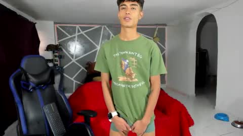 Snapshot of oliverhot2005 chatting on 01-31-25, 06:25 oliverhot2005 online show from 01-31-25, 06:25