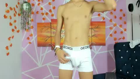 Snapshot of oliverhot_2005 chatting on 02-21-25, 06:26 oliverhot_2005 online show from 02-21-25, 06:26