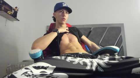 oliverthompson_01 online show from 02-08-25, 06:12
