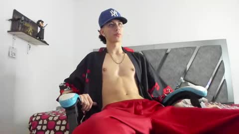 oliverthompson_01 online show from 03-06-25, 12:10