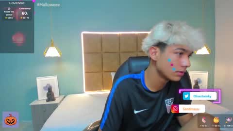 Snapshot of olivertwinky_ chatting on 10-08-25, 09:56 Oliver online show from 10-08-25, 09:56