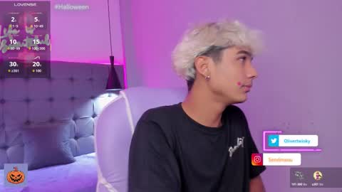 Snapshot of olivertwinky_ chatting on 10-13-25, 05:07 Oliver online show from 10-13-25, 05:07