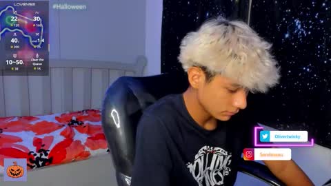 Snapshot of olivertwinky_ chatting on 10-18-25, 10:54 Oliver online show from 10-18-25, 10:54
