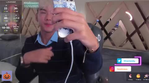 Snapshot of olivertwinky_ chatting on 10-22-25, 01:44 Oliver online show from 10-22-25, 01:44