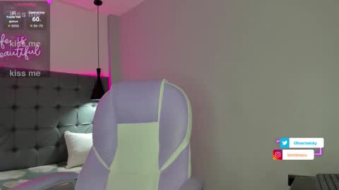 Snapshot of olivertwinky_ chatting on 11-08-25, 01:33 Oliver online show from 11-08-25, 01:33