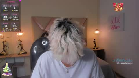 Snapshot of olivertwinky_ chatting on 11-14-25, 01:32 Oliver online show from 11-14-25, 01:32