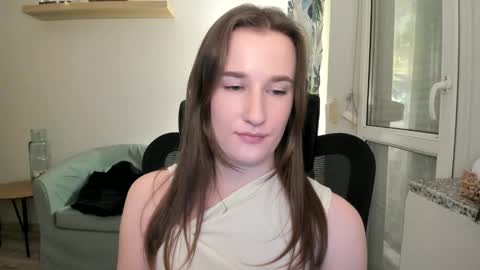 Snapshot of oliviaaa2003 chatting on 01-14-25, 10:23 Oliwiaa2004 online show from 01-14-25, 10:23