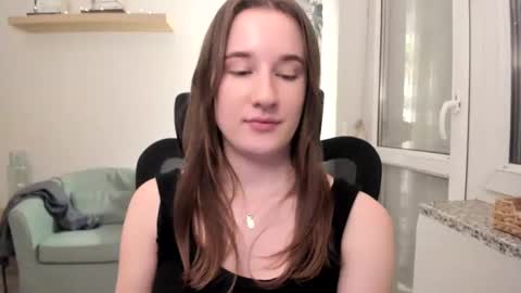 Snapshot of oliviaaa2003 chatting on 02-16-25, 09:16 Oliwiaa2004 online show from 02-16-25, 09:16