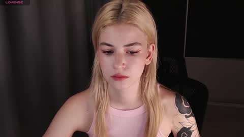 Olivia and Niko online show from 10-22-25, 01:06