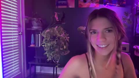 Snapshot of oliviahansleyy chatting on 01-21-25, 08:11 Olivia online show from 01-21-25, 08:11