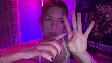 Snapshot of oliviahansleyy chatting on 01-28-25, 04:29 Olivia online show from 01-28-25, 04:29