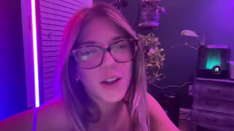 Snapshot of oliviahansleyy chatting on 01-31-25, 04:36 Olivia online show from 01-31-25, 04:36