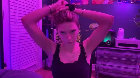 Snapshot of oliviahansleyy chatting on 02-14-25, 04:37 Olivia online show from 02-14-25, 04:37