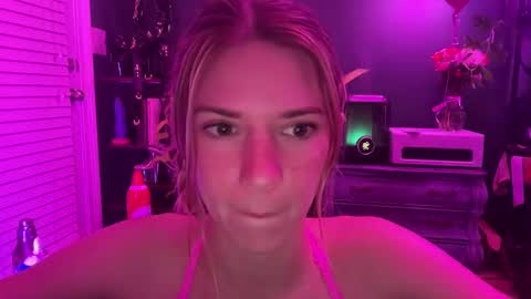 Snapshot of oliviahansleyy chatting on 02-15-25, 01:42 Olivia online show from 02-15-25, 01:42