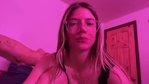 Snapshot of oliviahansleyy chatting on 02-25-25, 06:25 Olivia online show from 02-25-25, 06:25