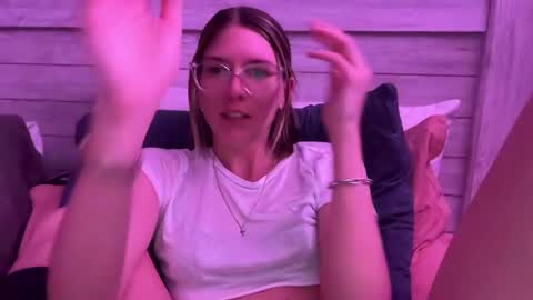 Snapshot of oliviahansleyy chatting on 03-06-25, 04:19 Olivia online show from 03-06-25, 04:19