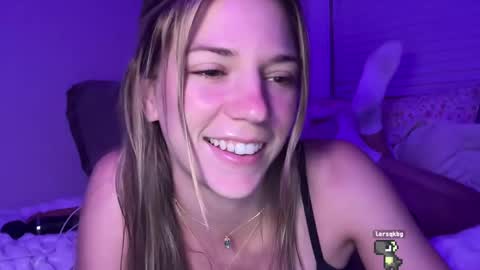 Snapshot of oliviahansleyy chatting on 09-27-25, 02:38 Olivia online show from 09-27-25, 02:38