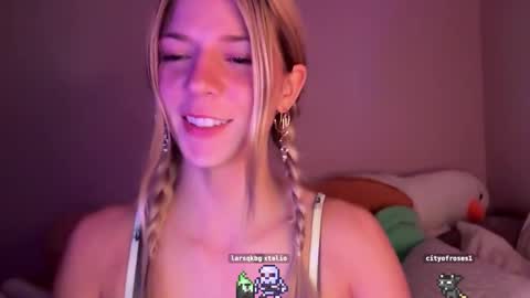 Snapshot of oliviahansleyy chatting on 11-19-25, 04:12 Olivia online show from 11-19-25, 04:12