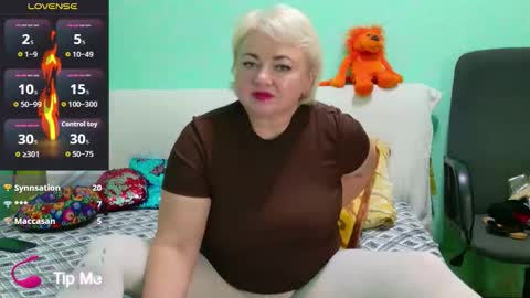 oliviaparadise online show from 11-17-25, 03:56