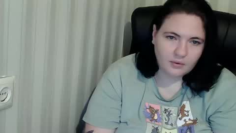 Snapshot of olyaandnetty chatting on 10-19-25, 03:01 OlyaAndNetty online show from 10-19-25, 03:01