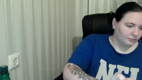 Snapshot of olyaandnetty chatting on 10-22-25, 07:02 OlyaAndNetty online show from 10-22-25, 07:02