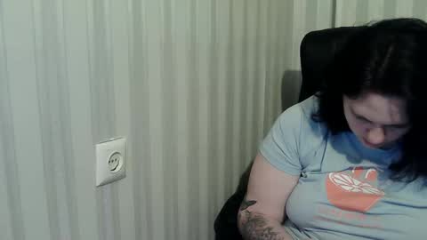 Snapshot of olyaandnetty chatting on 10-31-25, 02:07 OlyaAndNetty online show from 10-31-25, 02:07