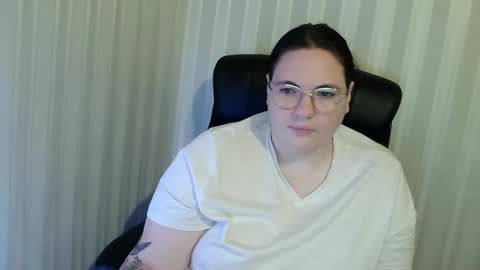 Snapshot of olyaandnetty chatting on 11-14-25, 06:50 OlyaAndNetty online show from 11-14-25, 06:50