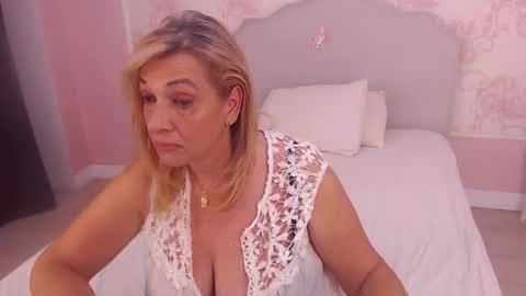 Nicole online show from 10-19-25, 04:46