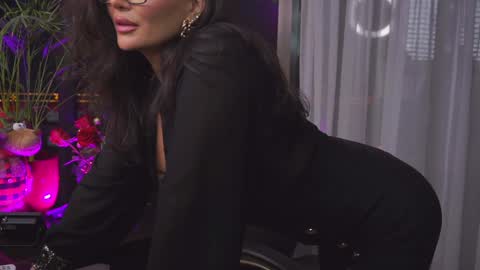 Nicolle online show from 12-20-24, 09:06