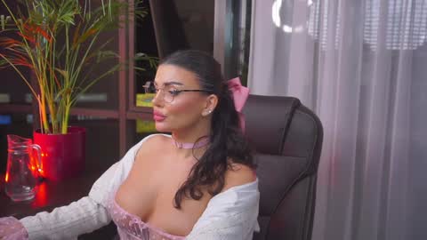 Nicolle online show from 01-05-25, 01:56