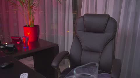 Nicolle online show from 01-19-25, 06:32