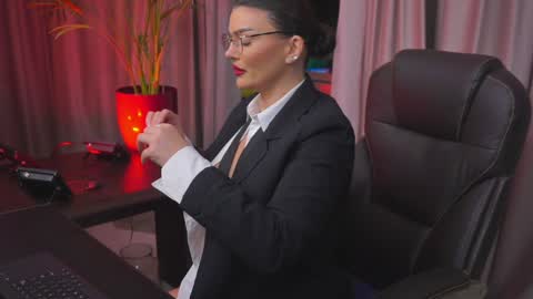 Nicolle online show from 01-27-25, 08:17
