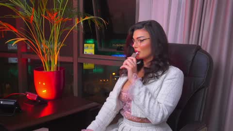 Nicolle online show from 01-31-25, 07:51
