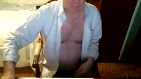 Snapshot of oscarw chatting on 10-17-25, 02:30 Oscar online show from 10-17-25, 02:30