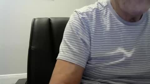 Snapshot of ossibottom chatting on 10-16-25, 11:17 Ossi online show from 10-16-25, 11:17