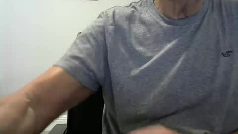 Snapshot of ossibottom chatting on 10-20-25, 06:41 Ossi online show from 10-20-25, 06:41