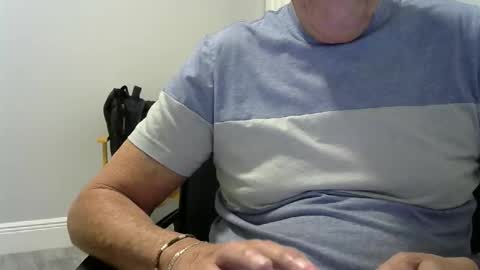 Snapshot of ossibottom chatting on 10-22-25, 11:04 Ossi online show from 10-22-25, 11:04