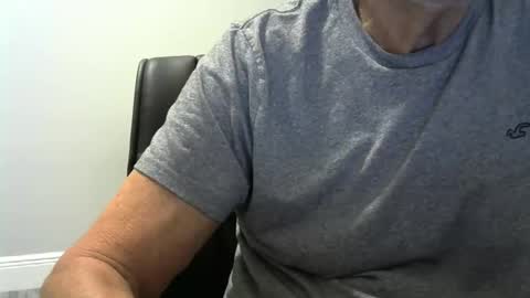 Snapshot of ossibottom chatting on 11-13-25, 02:43 Ossi online show from 11-13-25, 02:43