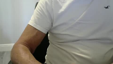 Snapshot of ossibottom chatting on 11-23-25, 08:19 Ossi online show from 11-23-25, 08:19