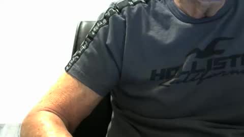 Snapshot of ossibottom chatting on 11-27-25, 12:02 Ossi online show from 11-27-25, 12:02