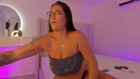 Snapshot of pamela_vega chatting on 02-06-25, 04:21 Manuela online show from 02-06-25, 04:21
