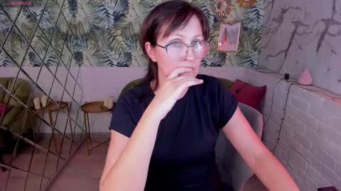 Snapshot of paris_cherry chatting on 01-06-25, 08:18 Paris online show from 01-06-25, 08:18