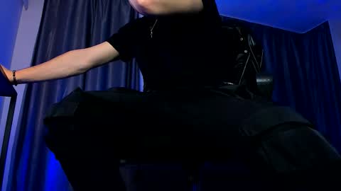 Snapshot of paris_lock chatting on 11-25-25, 06:19 Paris online show from 11-25-25, 06:19