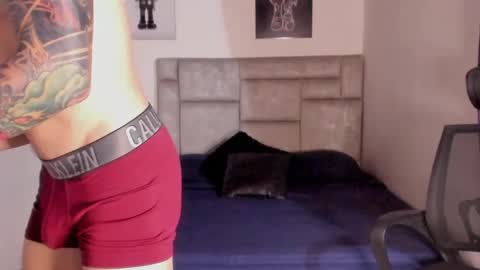 Snapshot of paul_roger chatting on 11-06-25, 02:01 PAUL ROGER online show from 11-06-25, 02:01