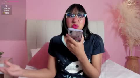 Snapshot of paulacastilla chatting on 11-26-25, 04:35 Pau online show from 11-26-25, 04:35